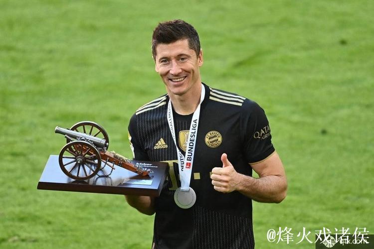 莱万多夫斯基荣膺本赛季德甲最佳球员称号